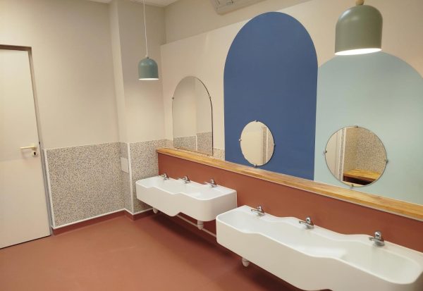 Sol PVC et peinture, rénovation sanitaire école Collioure